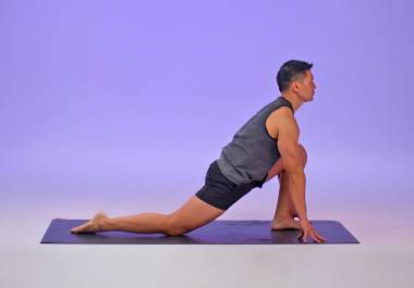 El yoga puede favorecer la relajación y calmar la mente.