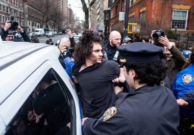 “La policía detiene a Emir Balat luego que intentó detonar un artefacto explosivo durante una protesta en Nueva York”, según la agencia AP.