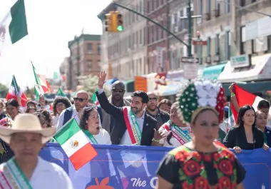 Fotografía del 13 de septiembre de 2026 tomada de la cuenta oficial en X @NYCMayor del alcalde de Nueva York, Zohran Mamdani (c), participando en el desfile del Día de la Independencia de México, en Nueva York.