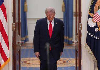 El presidente Donald Trump llega para hablar sobre la guerra de Irán desde el Corredor Estatal de la Casa Blanca el miércoles 1 de abril de 2026, en Washington.