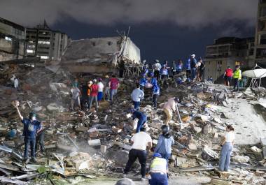 Integrantes de cuerpos de emergencia buscan víctimas este miércoles, luego de dos fuertes terremotos que sacudieron el Caribe venezolano en Caracas, Venezuela). El principal fue un sismo de magnitud 7.5.