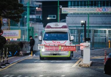 El sistema de respuesta de emergencia de Seúl se enfrenta a retos, incluyendo tiempos de respuesta más largos para las ambulancias debido al hacinamiento en los hospitales y a la falta de personal médico.