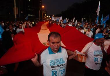 Simpatizantes de Renovación Popular durante una manifestación política en Lima, en el contexto de la reciente jornada electoral marcada por las fallas logísticas.