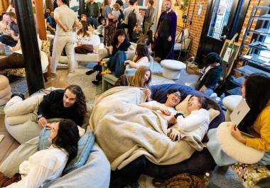 Abrazos en el Simposio del Amor, en The Commons, San Francisco, 15 de noviembre de 2025.