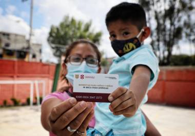 Antes de enviar la solicitud, estudiantes deben contar con documentos y datos como la CURP certificada, la CCT y una cuenta Llave MX.