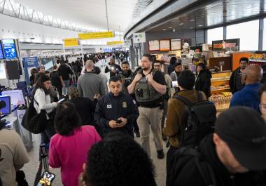 La presencia de agentes de ICE en los aeropuertos, un tema de debate recurrente sobre la seguridad y los derechos de los inmigrantes, genera tensión entre los viajeros.