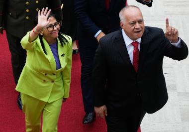 La presidenta interina de Venezuela, Delcy Rodríguez, izquierda, y el ministro del Interior, Diosdado Cabello, llegan a la Asamblea Nacional en Caracas, Venezuela, el jueves 15 de enero de 2026.