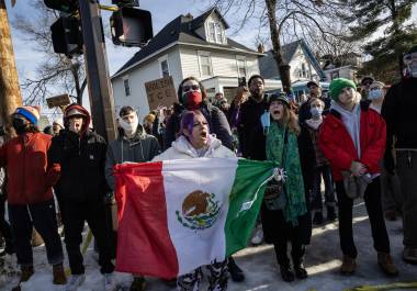 Manifestantes en Mineápolis protestan contra las acciones de los agentes del ICE tras la muerte de Renee Nicole Good, portando banderas y pancartas que exigen el fin de la agencia.