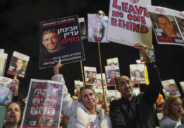 El alto el fuego entre Israel y Hamás en la Franja de Gaza entró en vigor este domingo a las 11:15 hora local, confirmó la oficina del primer ministro israelí, Benjamín Netanyahu.