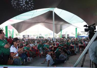 Cientos de aficionados se dieron cita en el Biblioparque Norte para seguir los encuentros internacionales y disfrutar de las actividades que ofrece el FutFest Saltillo 2026.