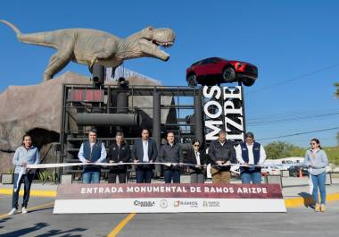 Ramos Arizpe presenta su entrada monumental con un T-Rex y una Blazer, símbolos de su identidad