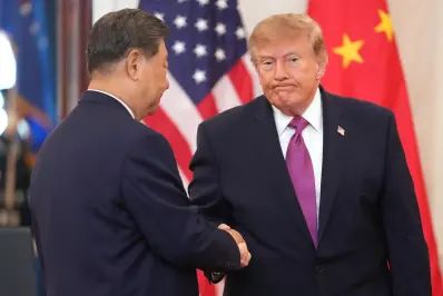 El presidente Donald Trump estrecha la mano del mandatario de China, Xi Jinping, durante una ceremonia de bienvenida en el Gran Vestíbulo de la Casa Blanca, el jueves 24 de septiembre de 2026, en Washington.