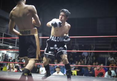 Juan Alexis Palomo debutó con creces en su primer pelea profesional, luego de vencer a Josué Linares.