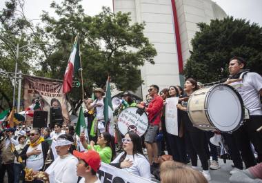 A la manifestación se sumaron integrantes de la Marea Rosa y los exconsejeros de INE e IFE | Foto: Cuartoscuro