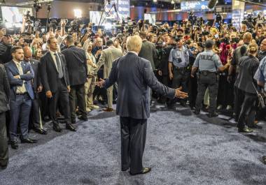 El expresidente Donald Trump, nominado republicano a la presidencia, habla en la sala de prensa tras el debate presidencial en el National Constitution Center en Filadelfia.