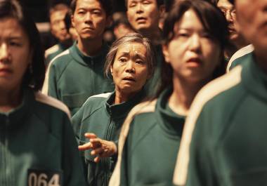 Un mar de jugadores en verde: personas de todas las edades y situaciones físicas, desde jóvenes llenos de deudas hasta ancianos en busca de redención, se preparan para enfrentar los desafíos.