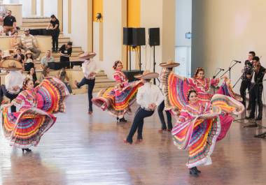 El Día Mundial del Folclore se celebra el 22 de agosto, una fecha dedicada a la preservación y difusión de las tradiciones culturales que conforman la identidad de los pueblos.