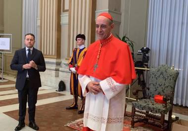 El prefecto del dicasterio para la Doctrina de la Fe, el cardenal argentino Víctor Manuel Fernández (d).