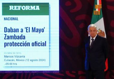 Andrés Manuel López Obrador, presidente de México, expone una nota publicada por el diario Reforma, sobre el tema de la detención del Mayo Zambada, durante la mañanera en Palacio Nacional.