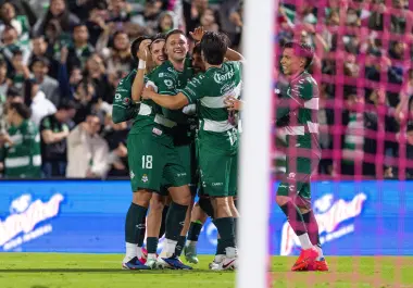 Santos Laguna consiguió su quinta victoria consecutiva en el torneo tras imponerse a los Gallos Blancos en el Estadio Corona.