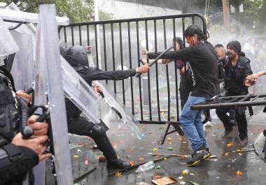 La protesta por la calidad del agua frente a Casa Jalisco terminó en enfrentamientos; la Fiscalía liberó a seis personas que seguirán bajo investigación.