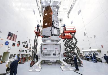 Técnicos e ingenieros de la NASA trabajan en la preparación del Telescopio Espacial Nancy Grace Roman en el Centro Espacial Kennedy de Florida.