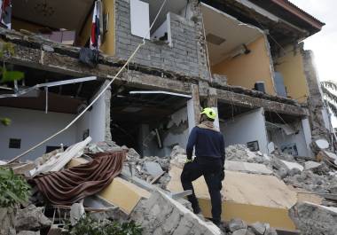 Un socorrista observa una edificación afectada por el terremoto de magnitud 7,7 que sacudió el sureste de Panamá, con una profundidad de 10 kilómetros y generó daños en varios edificios y carreteras cercanas a la localidad de Tonosí, epicentro del temblor, este viernes en Penonomé.