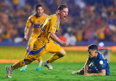 Marcelo Flores festeja su gol al minuto 86 que dio la victoria a Tigres sobre el América, rompiendo una racha de siete años sin vencer a las Águilas en el Volcán.