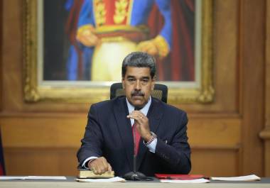 El presidente venezolano, Nicolás Maduro, comienza su conferencia de prensa en el palacio presidencial de Miraflores en Caracas, Venezuela tres días después de su disputada reelección.