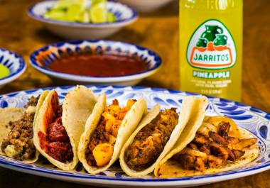 Los tacos son una de las comidas más icónicas de México y se han convertido en un favorito mundial debido a su versatilidad y sabor.