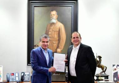 El gobernador Miguel Angel Riquelme Solís entregó hoy el nombramiento como secretario de Economía a Claudio Bress Garza.