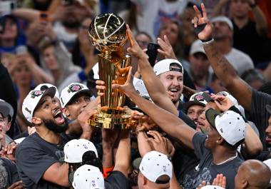 Karl-Anthony Towns y Jalen Brunson lideraron a los Knicks en una noche histórica, guiando a Nueva York al título de la NBA tras 53 años de espera.