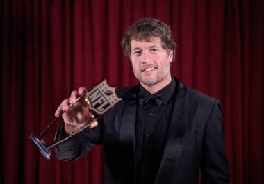 Matthew Stafford celebra el MVP de la NFL 2025 tras encabezar la liga en yardas y touchdowns por pase, un reconocimiento histórico que llega en su temporada número 17 como quarterback profesional.