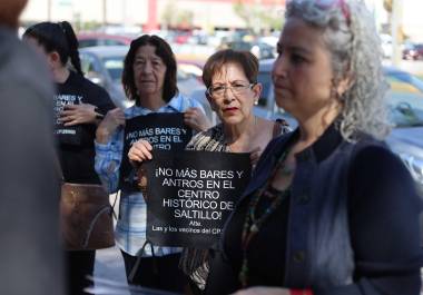 Vecinos denuncian manejo inadecuado de basura en la calle Bravo, lo que genera dispersión de desechos por animales.