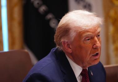 El presidente Donald Trump pronuncia un discurso en la Sala del Gabinete de la Casa Blanca en Washington, el 8 de diciembre de 2025. El presidente anunció un rescate financiero de 12 000 millones de dólares para los agricultores estadounidenses, afectados en gran medida por sus políticas comerciales.