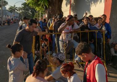 Migrantes esperan en la frontera, mientras la Corte Suprema debate sobre el futuro de la política de asilo.