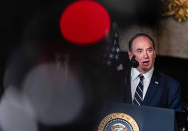 Phelan fue destituido el miércoles 22 de abril, tras meses de disputas internas con altos mandos del Pentágono y desacuerdos sobre cómo reactivar el programa de construcción naval de la Marina, que atravesaba dificultades.