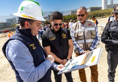 El gobernador de Nuevo León, Samuel García, supervisó los avances de construcción del Puente Nuevo Torre Rise-Obispado, este miércoles.