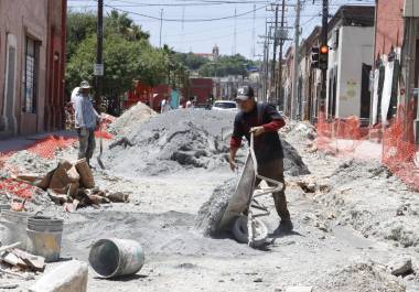 Los trabajos de rehabilitación en el tramo de la calle General Victoriano Cepeda permanecen estancados, generando frustración entre vecinos y comerciantes.