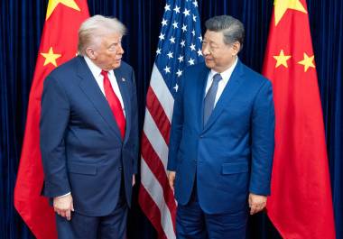 Trump y Xi Jinping posando juntos en la cumbre, una imagen que ilustra la búsqueda de acuerdos en medio de las tensiones comerciales y políticas.