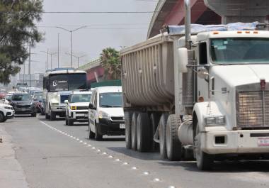 Especialistas en movilidad advirtieron que, aunque la construcción de puentes y distribuidores viales puede reducir temporalmente el tráfico en Saltillo, el crecimiento constante del parque vehicular vuelve insuficientes estas obras con el paso de los años.
