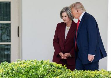 Donald Trump, quien aparece en la imagen junto a Susie Wiles, ha ordenado destruir una veintena de lanchas en el mar Caribe y el océano Pacífico, cerca de Venezuela y Colombia. FOTO: