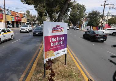 Letrero instalado en el bulevar Venustiano Carranza, como parte de una campaña de concientización que busca reducir accidentes y fomentar el cuidado del entorno.