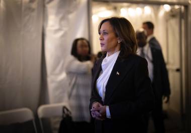 La vicepresidenta Kamala Harris, candidata presidencial demócrata, entre bastidores antes de hablar en un mitin de campaña en Washington.