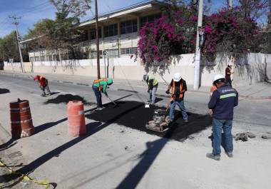 Trabajadores de una empresa se dedicaron la mañana de este miércoles a reparar los desperfectos causados por la colocación de tubería de Naturgy.