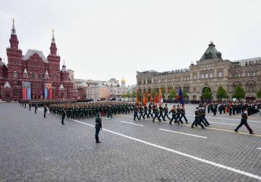 Militares rusos marchan durante el desfile del Día de la Victoria en Moscú, en la conmemoración del 81er aniversario de la victoria de la Unión Soviética sobre la Alemania nazi en la II Guerra Mundial.