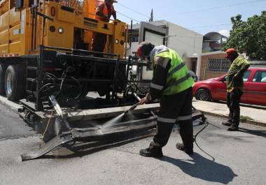 Rehabilitan pavimento en la Avenida Universidad, en Saltillo