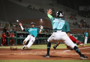 El juego inició a las 8:20 p.m. tras una intensa lluvia que cayó sobre Saltillo minutos antes del arranque.