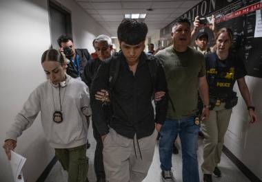 Tras el fallo del juez P. Casey Pitts, que califica de “arbitrarias y caprichosos” las tácticas del ICE, la prohibición de arrestar a migrantes en juzgados civiles que ya se aplicaba en Nueva York, se extiende ahora a todo el país.