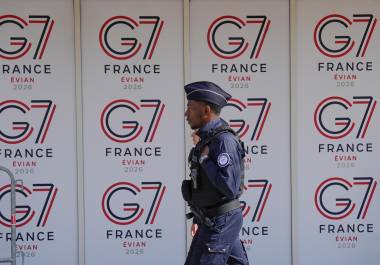 Un agente de policía francés pasa junto a los logotipos del G7 en Evian-les-Bains, al este de Francia, el jueves 11 de junio de 2026, antes de la cumbre del G7 prevista del 15 al 17 de junio.
